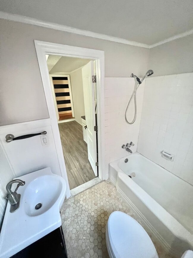 Photo - 539 E Park Ave Apartment