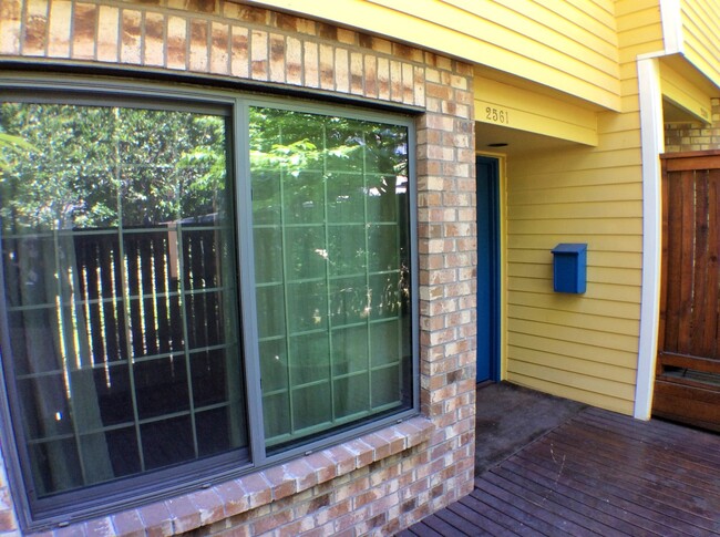 Building Photo - Bright, Airy Madison Valley Townhome