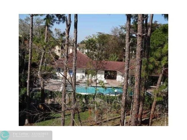 Foto del edificio - 8433 Forest Hills Dr