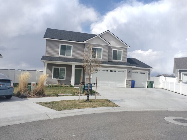 Foto del edificio - Beautiful 4 bed 2.5 bath home in the desirable Summerfield Subdivision