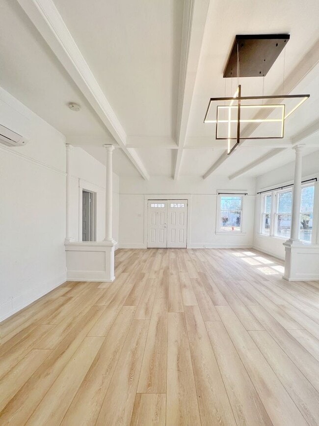 Building Photo - RENOVATED 3 BD Bungalow in MidTown!