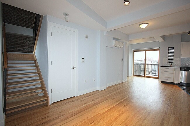 Building Photo - 338 Grove St