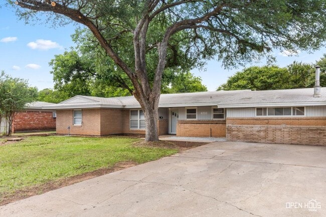 Building Photo - 4202 Meadowbrook Dr