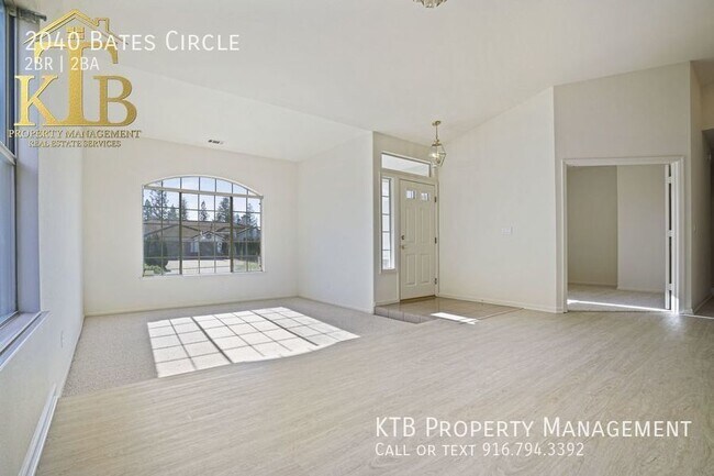 Building Photo - Great 2 bedroom with den & 3 car garage