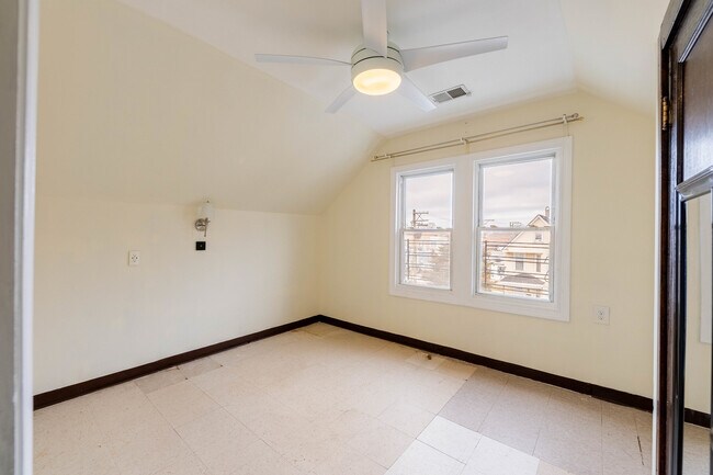 Foto del edificio - 2419 N Mason Ave