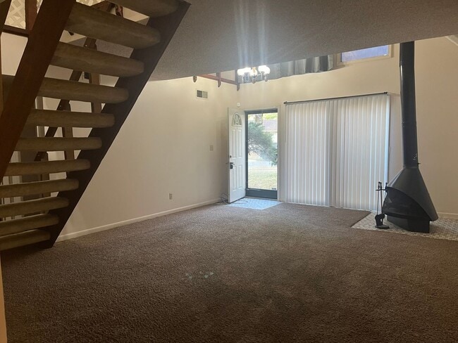 Building Photo - LARGE 2-3 BEDROOM HOME IN QUIET AREA WITH ...