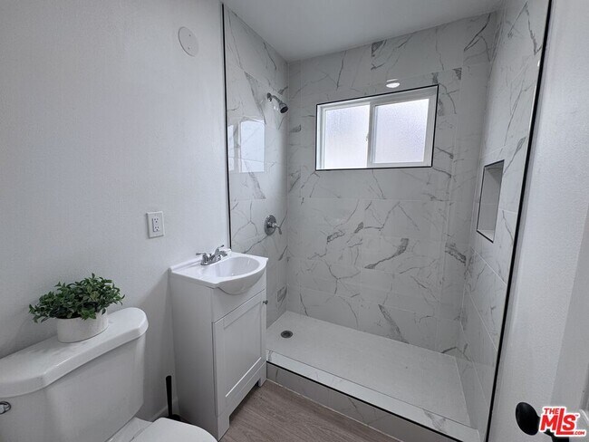 Foto del edificio - 618 W 6th St