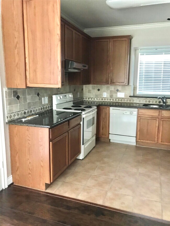 Building Photo - 14434 Summer Garden Dr