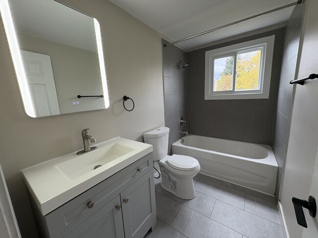 Building Photo - 200 Spruce St