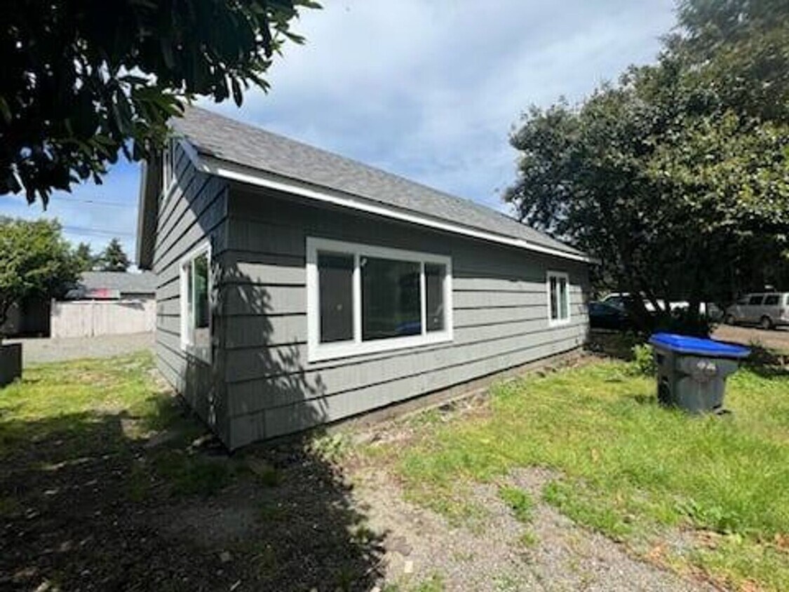 Building Photo - fully remodeled 2 bedroom off Blevins Road