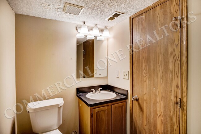 Foto del edificio - Spacious 3 Bedroom Split-Level Home in Hil...