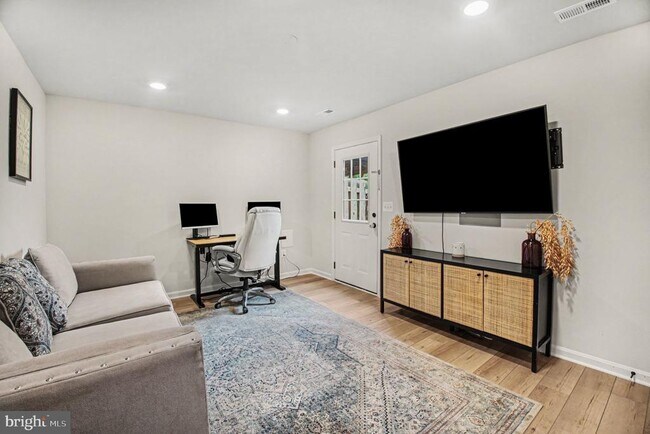 Foto del edificio - 2525 Drake Ln