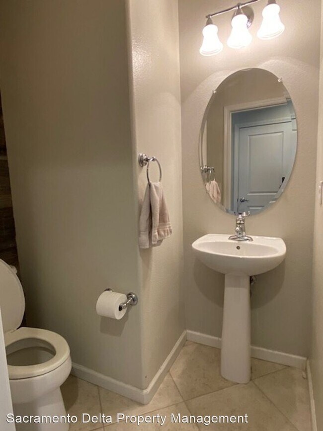Building Photo - 3 br, 2.5 bath House - 3128 Village Plaza ...