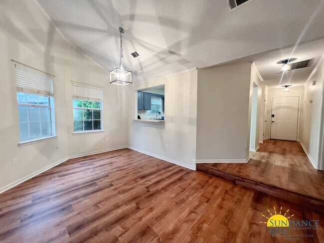 Building Photo - Centrally located and renovated Fort Walto...