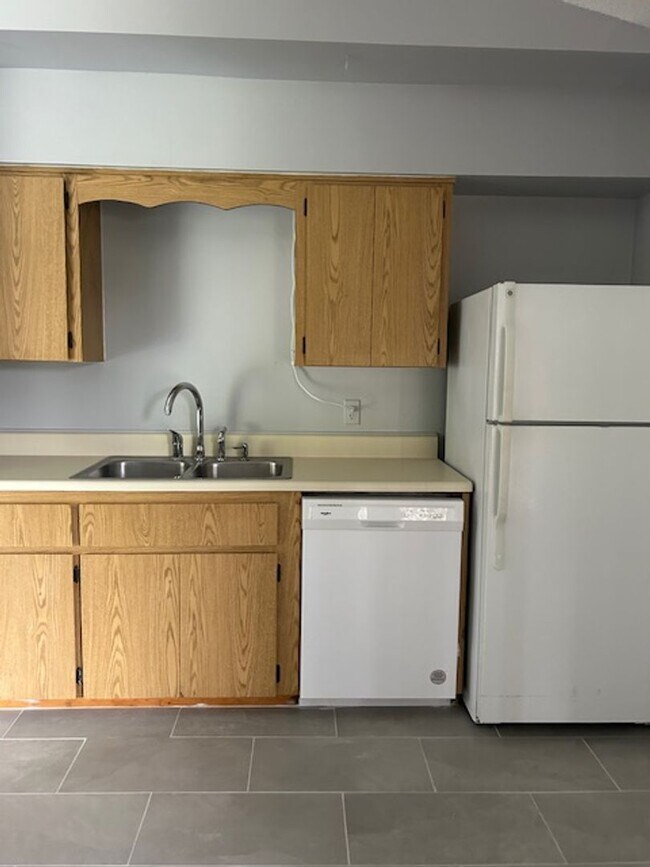 Building Photo - 3 bedroom, 2 bath home