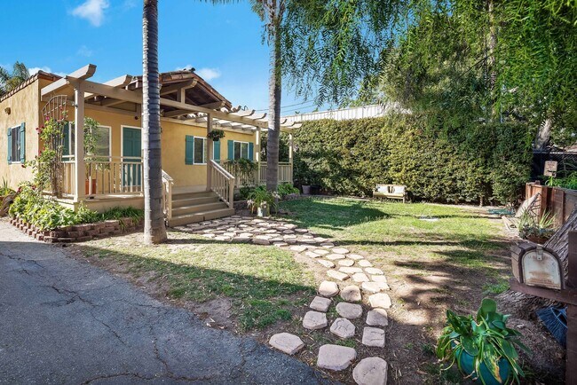 Building Photo - Charming 2 bed / 2 bath Mesa Home with off...