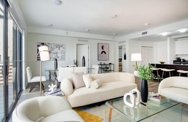 Foto del edificio - 2955 Bird Ave