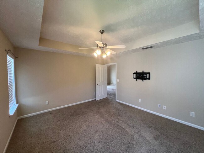 Building Photo - Cute 3 BR 2 Bath 1 Car Garage in Lake Fore...
