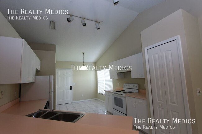 Building Photo - Beautiful 4/2 Home with Spacious Floor Pla...