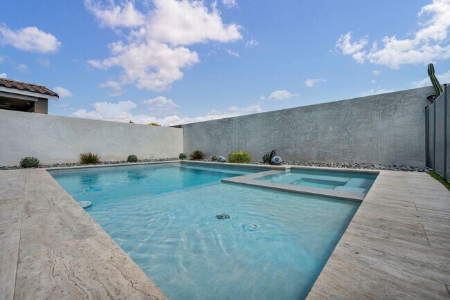 Foto del edificio - Spacious 5-Bedroom Home with Loft, Pool & Mountain Views