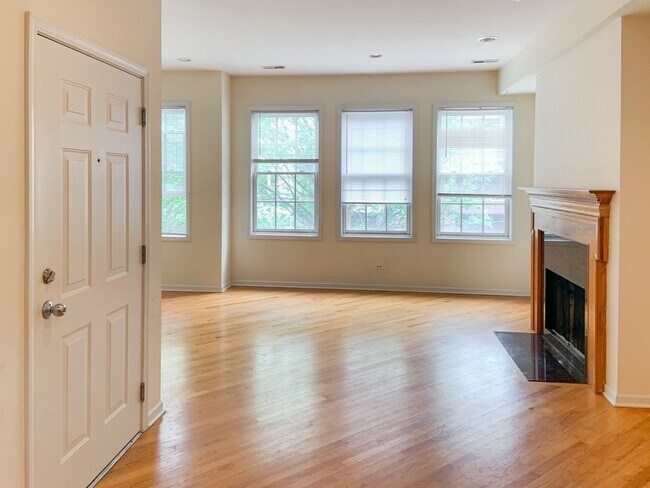 Foto del edificio - 2327 N Southport Ave