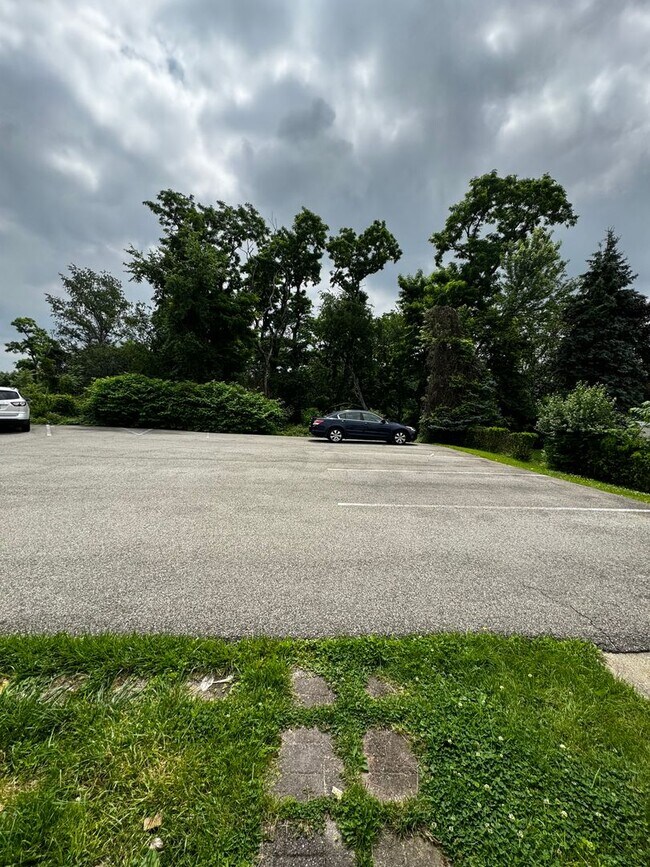 Foto del edificio - Updated Greenfield Three Bedroom Duplex!
