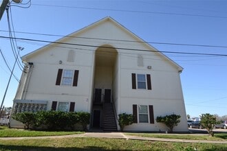 Building Photo - 304 Dell Ct