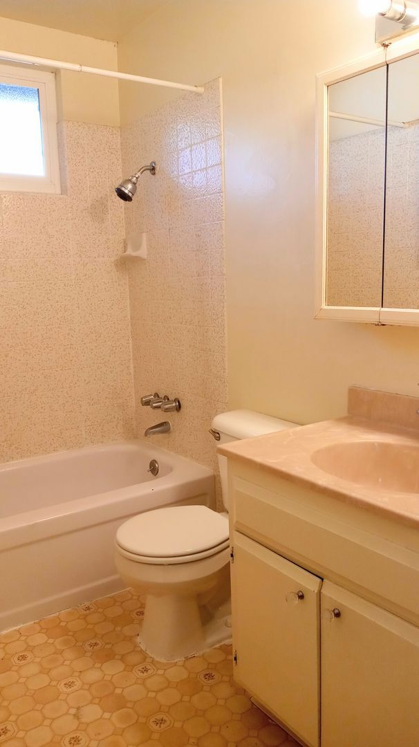 Foto del edificio - Charming 2bd Duplex With Private Yard & Garage