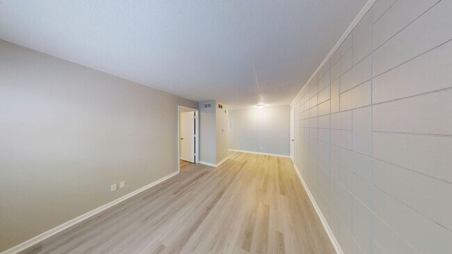 Foto del edificio - Spacious 1Bed/ 1Bath in Riverside   ** 1St Floor & Water Included **