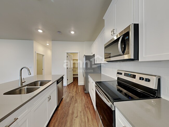Building Photo - 1005 S Woodsome Avenue