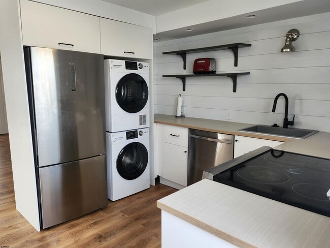 Building Photo - 353 11th St S