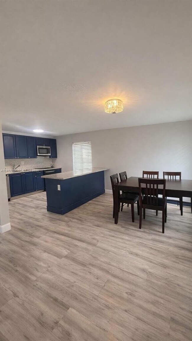 Foto del edificio - 6305 Hayes St