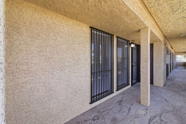 Building Photo - Top-floor studio apartment! Recently renovated with brand new flooring and paint throughout.