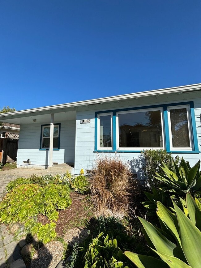 Building Photo - COMING SOON-Charming 3-Bed, 2.5-Bath Seabr...
