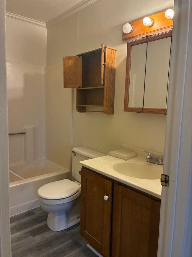 Building Photo - 2 Bedroom Townhouse