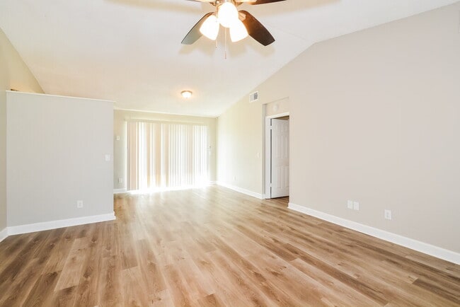 Foto del edificio - 426 Iowa Woods Cir E