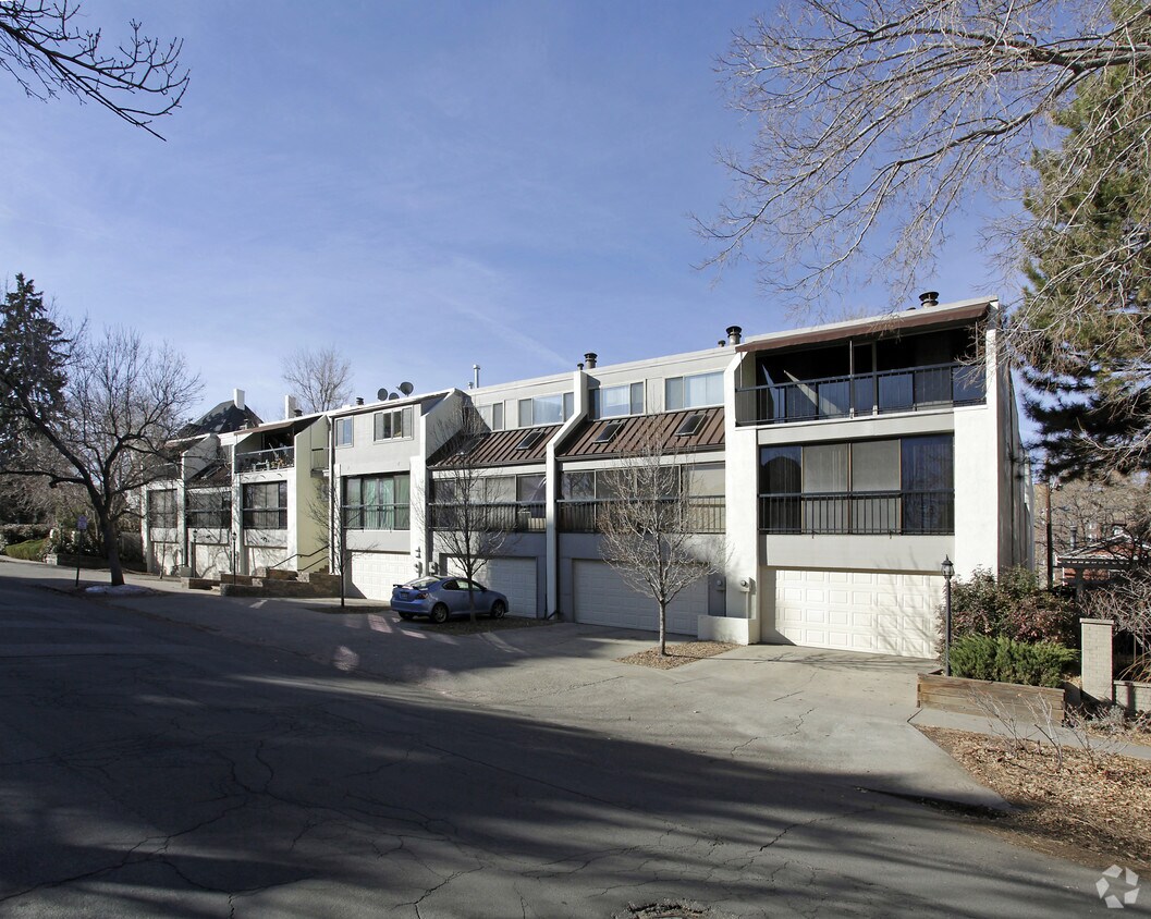 Courtyard Townhomes Apartments in Denver, CO
