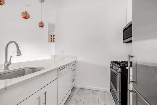 Building Photo - 150-156 W 56th St