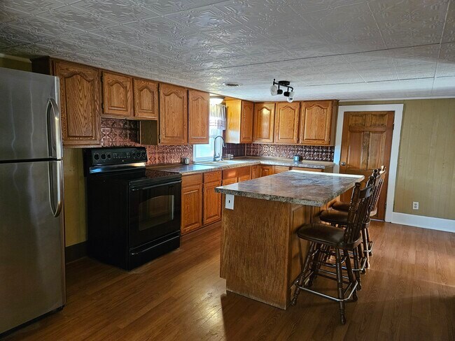 Large eat-in kitchen - 213 W Pulaski St