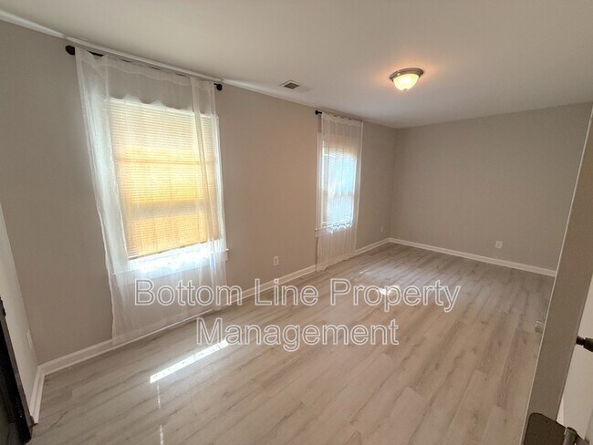 Building Photo - 613 1/2 Charlotte Ave