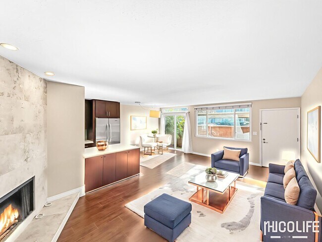 Foto del edificio - Beautiful 3B/2BA condo with Washer/Dryer & Large Backyard in Midway District!