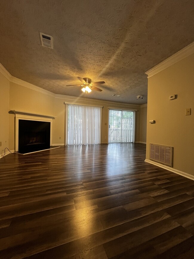 Foto del edificio - 6617 Meadow Green Cir