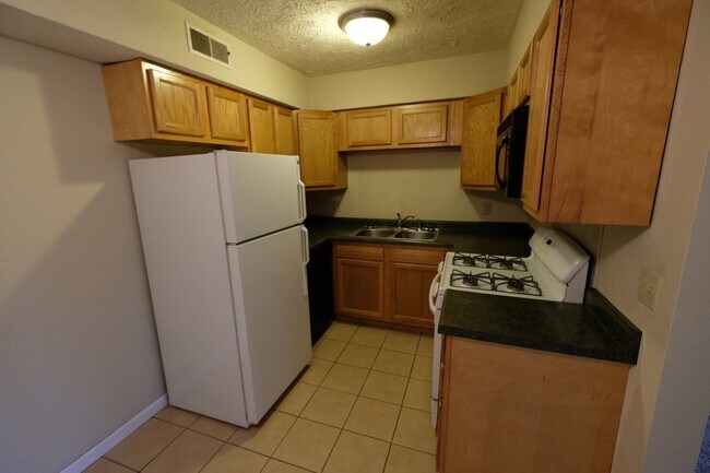 Building Photo - 2 Bed, 1 Bath near a park and C. Trail, Great Neighborhood!