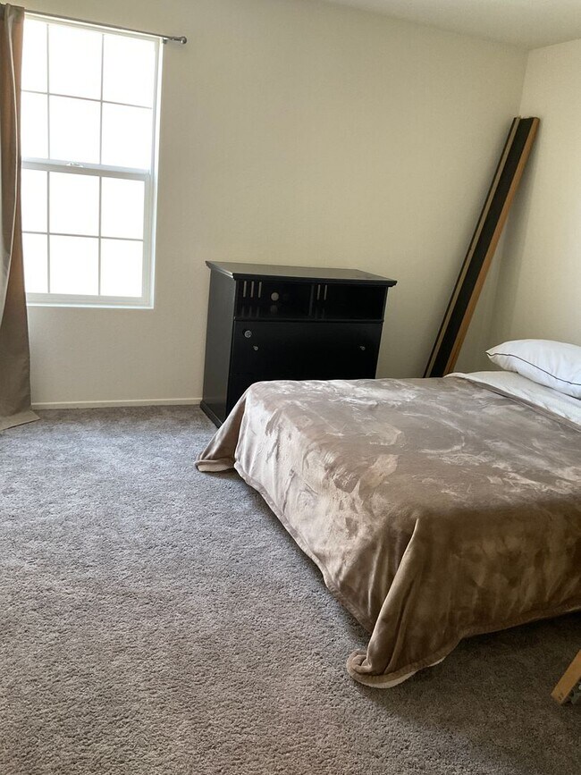 Building Photo - 3 Bedroom 2.5 Bathroom Home in Riverside