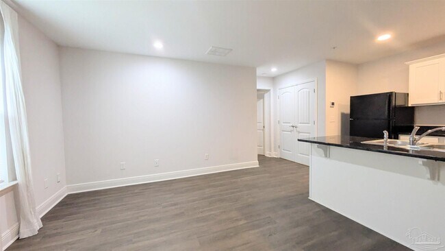 Foto del edificio - 313 N Navy Blvd