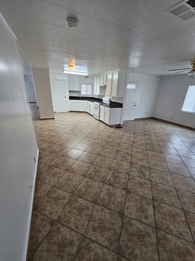 Foto del edificio - 2401 W Olive Ave