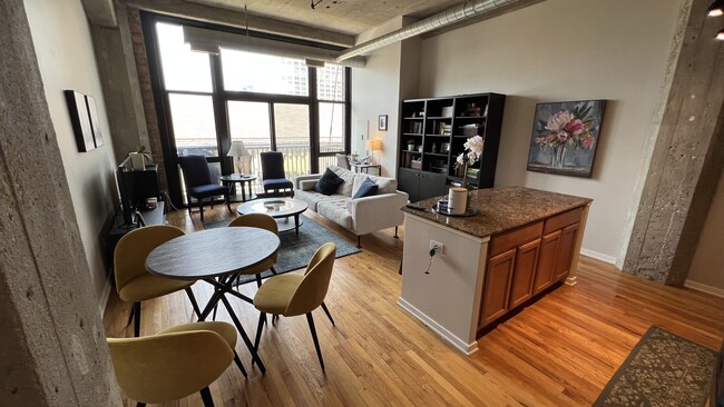 Building Photo - 210 S Desplaines St
