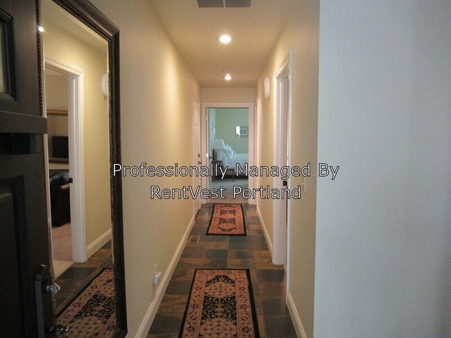 Building Photo - 1795 NW Rolling Hill Dr