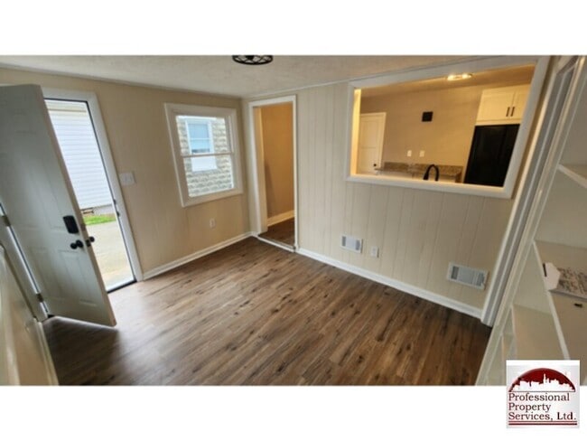 Building Photo - Walk to shops, dining and recreation areas!