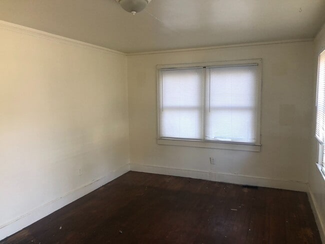 Building Photo - Charming Ranch